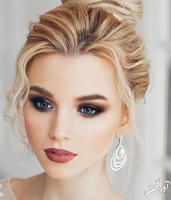 ست کردن آرایش و رنگ مو بلوند رنگ مو و آرایش